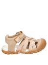 Sandalia casual taupe para niña, ideal para actividades al aire libre y paseos urbanos.