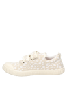 Zapatilla urbana beige para niña, estilo casual, ideal para actividades diarias y aventuras al aire libre.