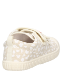 Zapatilla urbana beige para niña, estilo casual, ideal para actividades diarias y aventuras al aire libre.