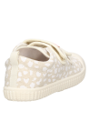 Zapatilla urbana beige para niña, estilo casual, ideal para actividades diarias y aventuras al aire libre.