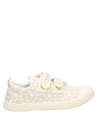 Zapatilla urbana beige para niña, estilo casual, ideal para actividades diarias y aventuras al aire libre.