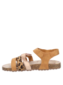 Sandalia plana camel para niña, diseño con punta abierta, perfecta para actividades al aire libre.