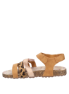 Sandalia plana camel para niña, diseño con punta abierta, perfecta para actividades al aire libre.