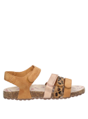 Sandalia casual urbana camel para niña, estilo versátil ideal para paseos y juegos.