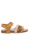 Sandalia casual urbana camel para niña, estilo versátil ideal para paseos y juegos.