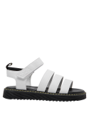 Calzado infantil blanco, diseño simple y fresco, perfecto para días activos.
