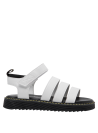 Calzado infantil blanco, diseño simple y fresco, perfecto para días activos.