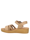 Sandalia sintética beige para niña, ideal para caminar en plazas y disfrutar de actividades al aire libre.