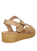Calzado sintético beige para niña, diseño liviano, perfecto para días cálidos y aventuras al aire libre.