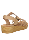 Calzado sintético beige para niña, diseño liviano, perfecto para días cálidos y aventuras al aire libre.