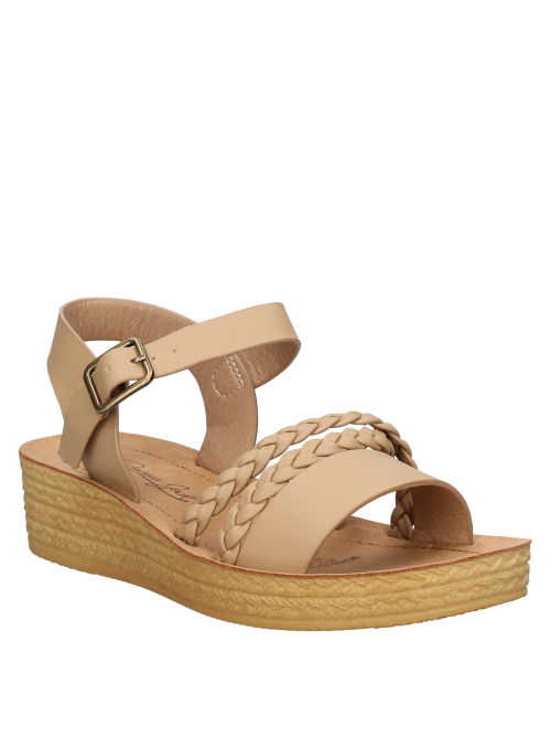 Calzado plano beige para niña, estilo casual, recomendado para combinar con ropa veraniega y ligera.
