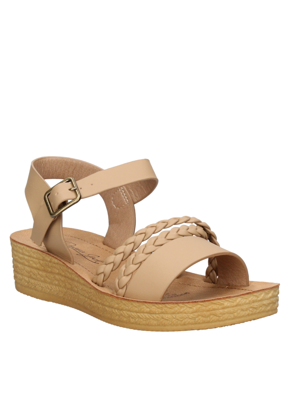 Calzado plano beige para niña, estilo casual, recomendado para combinar con ropa veraniega y ligera.