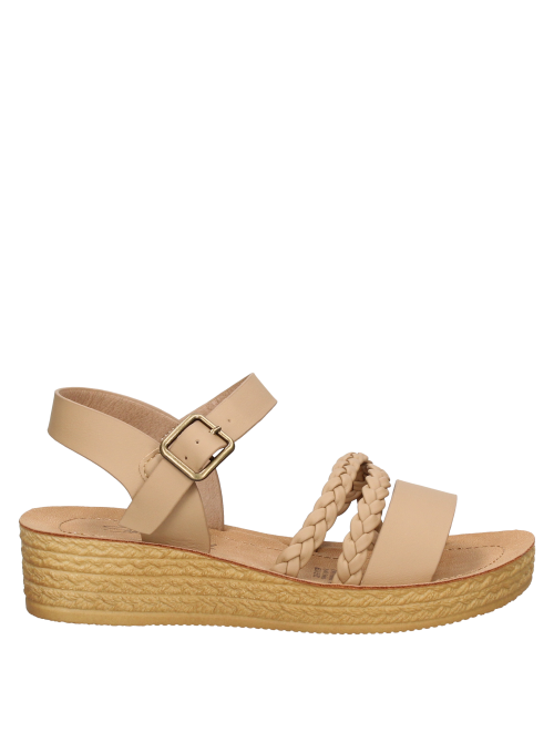 Calzado plano beige para niña, estilo casual, recomendado para combinar con ropa veraniega y ligera.