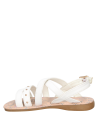 Sandalia casual blanca para niña, perfecta para actividades diarias.