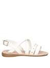 Sandalia infantil blanca para niña, estilo casual, ideal para paseos y juegos.