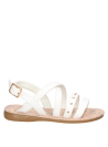 Sandalia infantil blanca para niña, estilo casual, ideal para paseos y juegos.