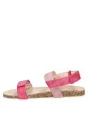 Calzado sintético rosado para niña, estilo casual, adecuado para tardes frescas con chaqueta.