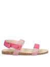 Sandalia casual rosada para niña, estilo urbano, ideal para actividades al aire libre.