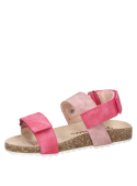 Sandalia abierta rosada para niña, estilo casual, ideal para combinaciones veraniegas.