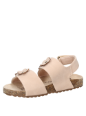 Sandalia liviana rosada, ideal para explorar plazas y paseos con estilo relajado.