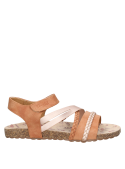 Calzado para niña en color camel, estilo casual, recomendado para paseos y actividades informales.