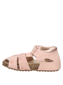 Calzado sintético rosado, diseñado para niñas, perfecto para días de juego y exploración.