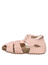 Calzado sintético rosado, diseñado para niñas, perfecto para días de juego y exploración.