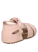 Calzado urbano rosado, para niña, con diseño casual, ideal para combinar con shorts y vestidos de verano.