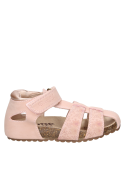 Sandalia urbana rosada para niña, estilo casual, ideal para paseos y actividades al aire libre.