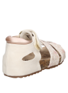 Sandalia para niña en color beige, estilo sencillo, perfecta para combinar con vestidos.