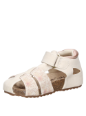 Calzado urbano beige para niña, con suela plana, perfecto para explorar la plaza.
