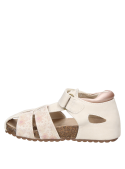 Calzado casual beige para niña, con punta redonda, ideal para paseos en la ciudad.