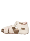 Calzado casual beige para niña, con punta redonda, ideal para paseos en la ciudad.