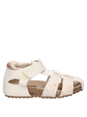 Sandalia infantil beige para niña, estilo casual, ideal para actividades al aire libre.