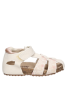 Sandalia infantil beige para niña, estilo casual, ideal para actividades al aire libre.
