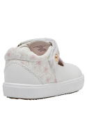 Calzado infantil blanco, diseño versátil, perfecto para combinar con jeans o vestidos.