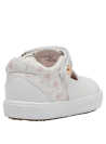 Calzado infantil blanco, diseño versátil, perfecto para combinar con jeans o vestidos.