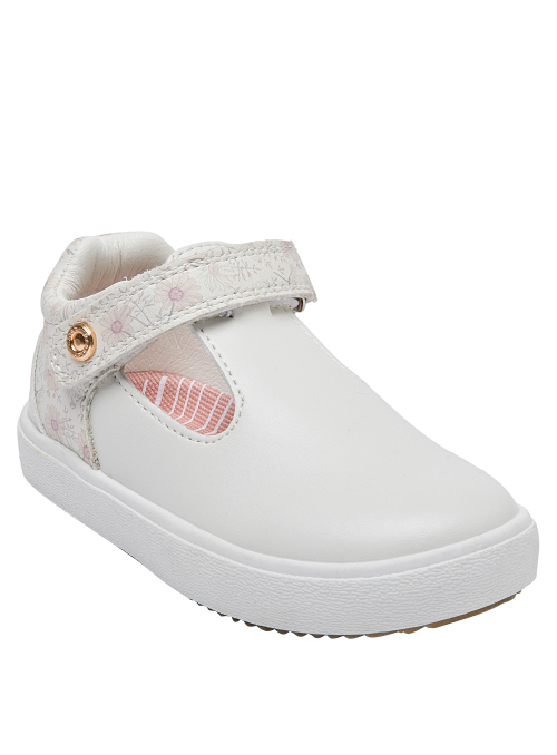 Calzado casual blanco para niña, suela liviana, recomendado para aventuras urbanas.