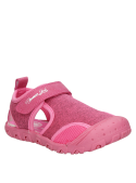Sandalia urbana rosada para niña, estilo casual, ideal para paseos y actividades al aire libre.