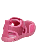 Sandalia urbana rosada para niña, estilo casual, ideal para paseos y actividades al aire libre.