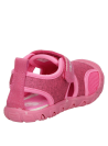 Sandalia urbana rosada para niña, estilo casual, ideal para paseos y actividades al aire libre.