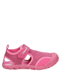 Sandalia urbana rosada para niña, estilo casual, ideal para paseos y actividades al aire libre.