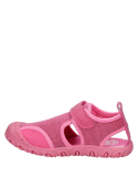 Sandalia urbana rosada para niña, estilo casual, ideal para paseos y actividades al aire libre.