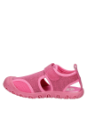 Sandalia urbana rosada para niña, estilo casual, ideal para paseos y actividades al aire libre.