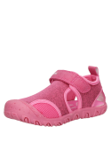 Sandalia urbana rosada para niña, estilo casual, ideal para paseos y actividades al aire libre.