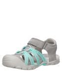 Sandalia casual gris para niña, con punta redonda y suela plana, ideal para moverse con libertad.