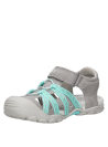 Sandalia casual gris para niña, con punta redonda y suela plana, ideal para moverse con libertad.