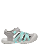 Sandalia urbana gris para niña, estilo casual, ideal para actividades diarias en patio y ciudad.