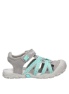Sandalia urbana gris para niña, estilo casual, ideal para actividades diarias en patio y ciudad.