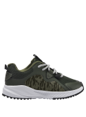 Zapatilla infantil verde, estilo urbano, combina bien con shorts y joggers en climas cálidos.